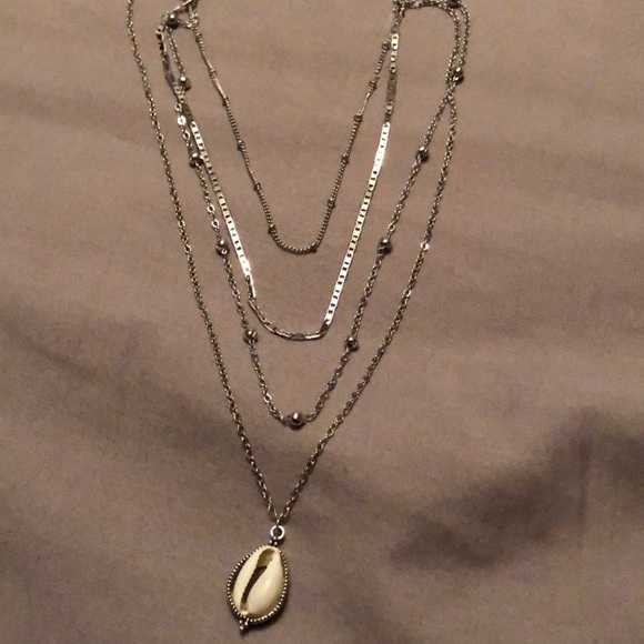 Multi-layer shell pendant necklace - Picture 3 of 3